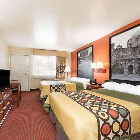 Super 8 By Wyndham San Antonio At I-10 Motell Exteriör bild