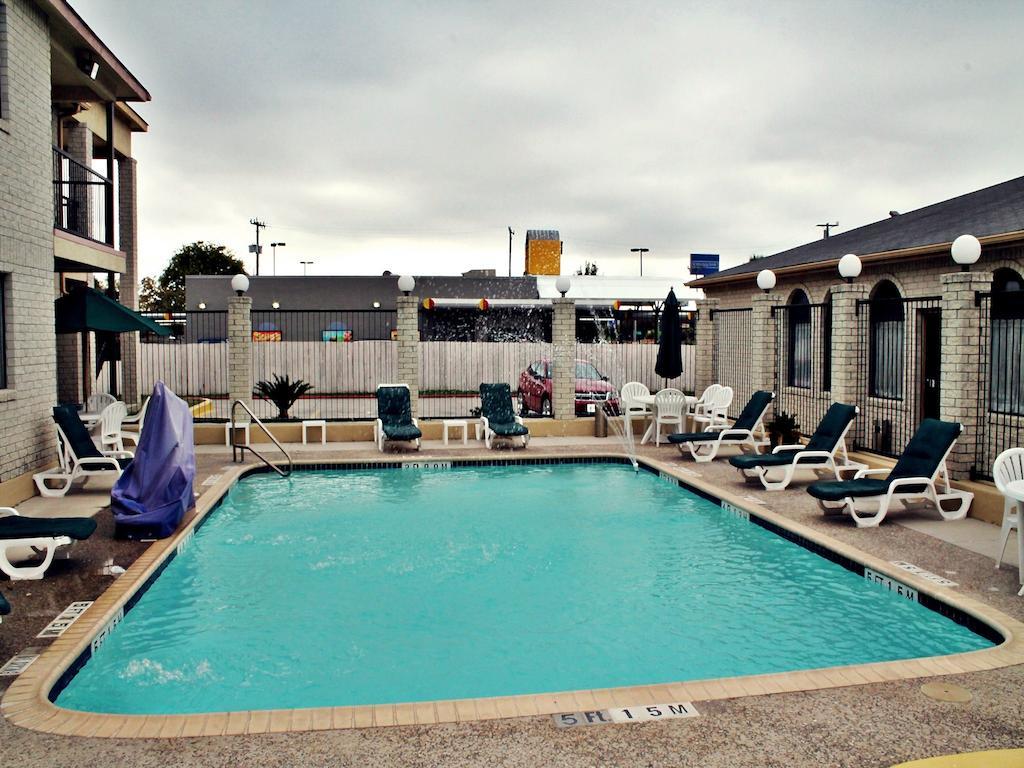 Super 8 By Wyndham San Antonio At I-10 Motell Exteriör bild